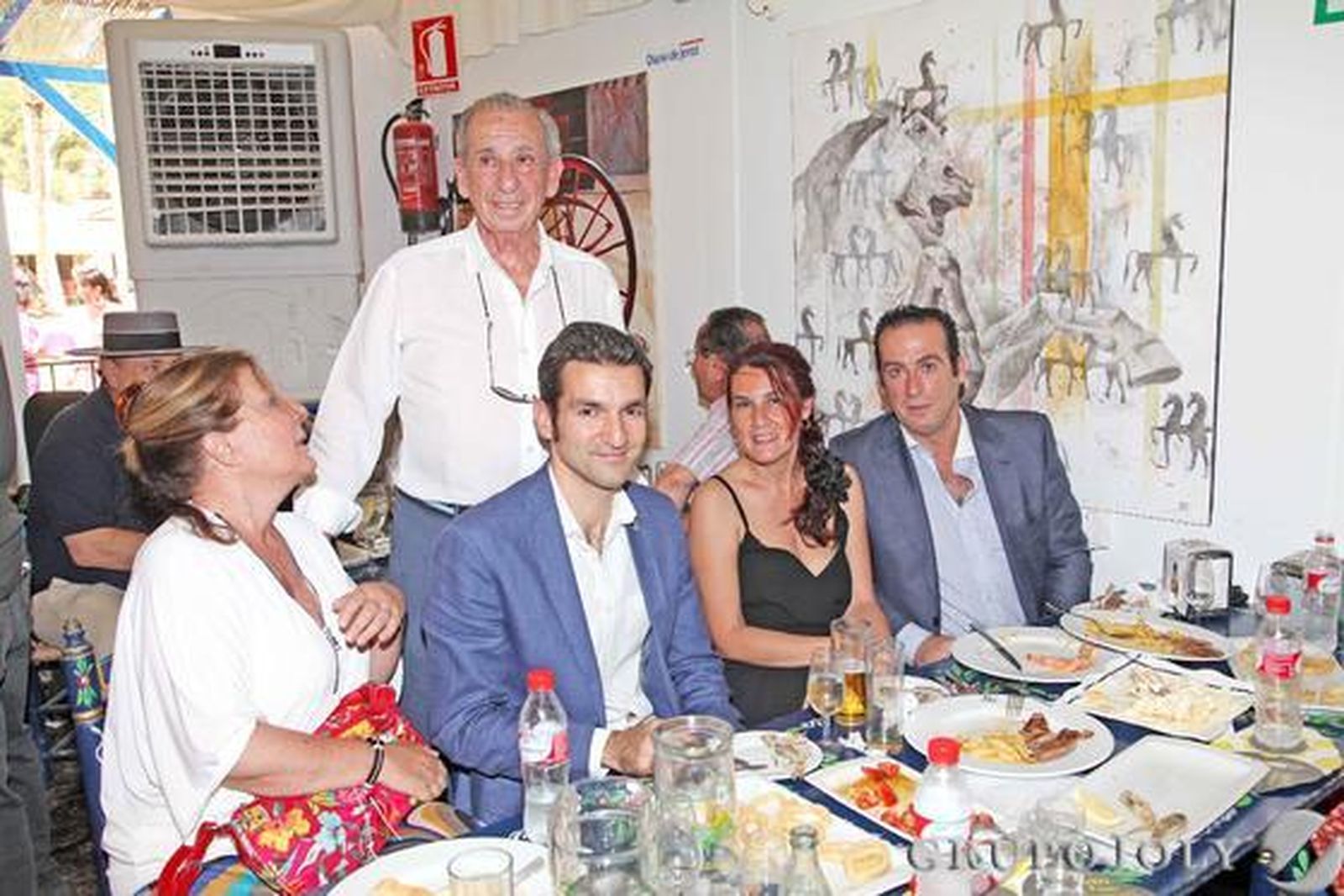 El doctor Carmelo Delfín, su hijo el doctor Enrique Delfín Martínez de Salazar, Concepción Ramos Curado y David Domínguez Usero, cirujanos del Hospital Virgen del Camino de Sanlúcar.

Foto: Pascual · Vanesa Lobo