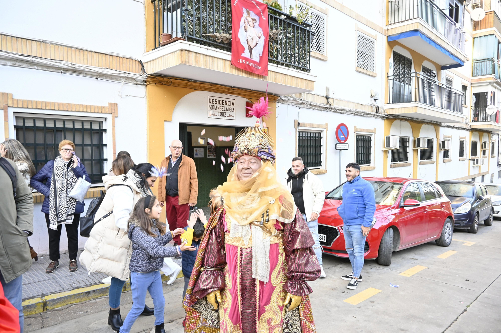 Visita de los Reyes Magos a los ancianos de los asilos de Huelva, en imágenes
