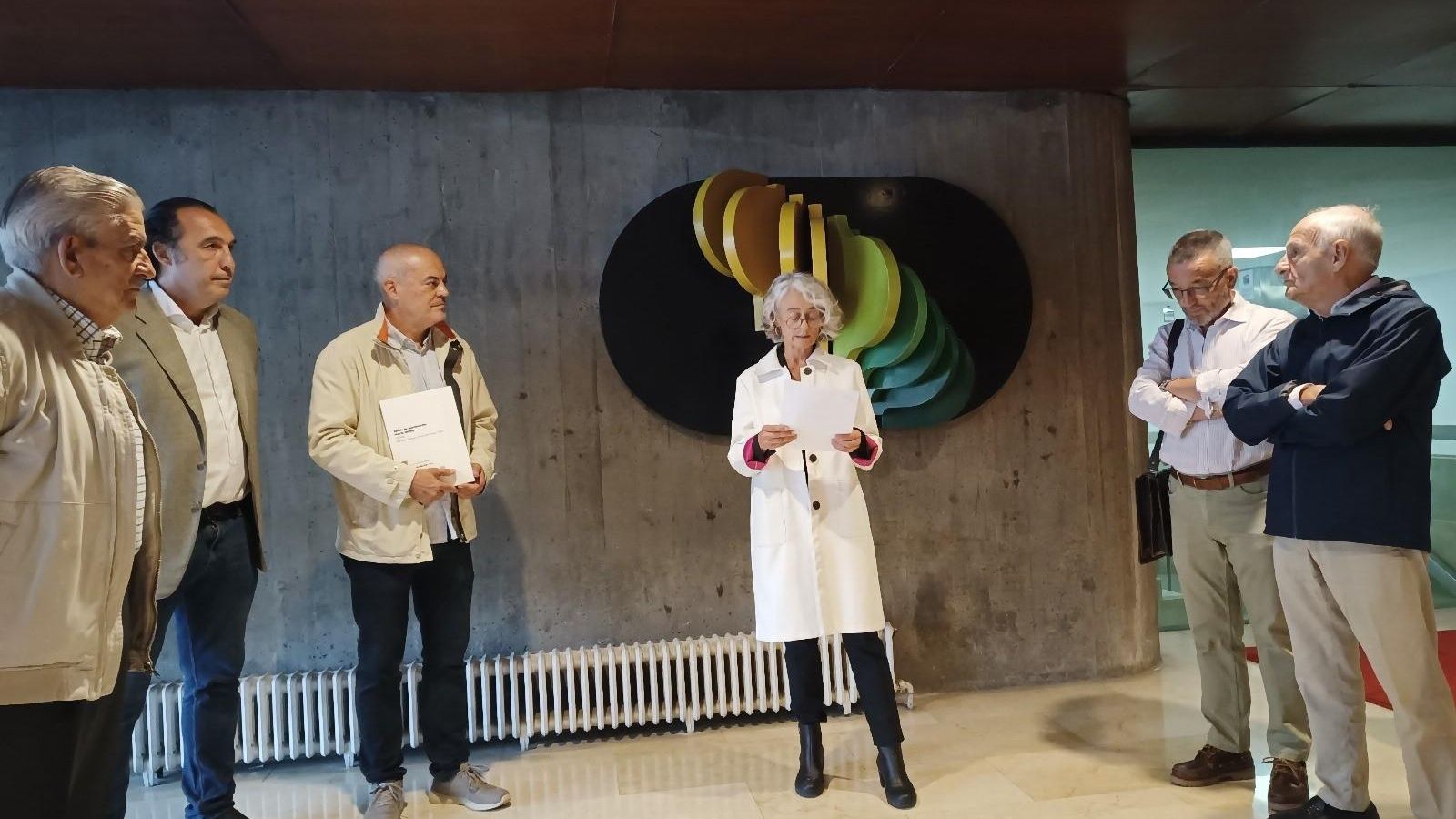 El acto en Huerta del Rey ha contado con Nuria Canivell, decana del COAS, y Valentín Trillo de Leyva, hijo de Manuel Trillo, uno de los autores del edificio.