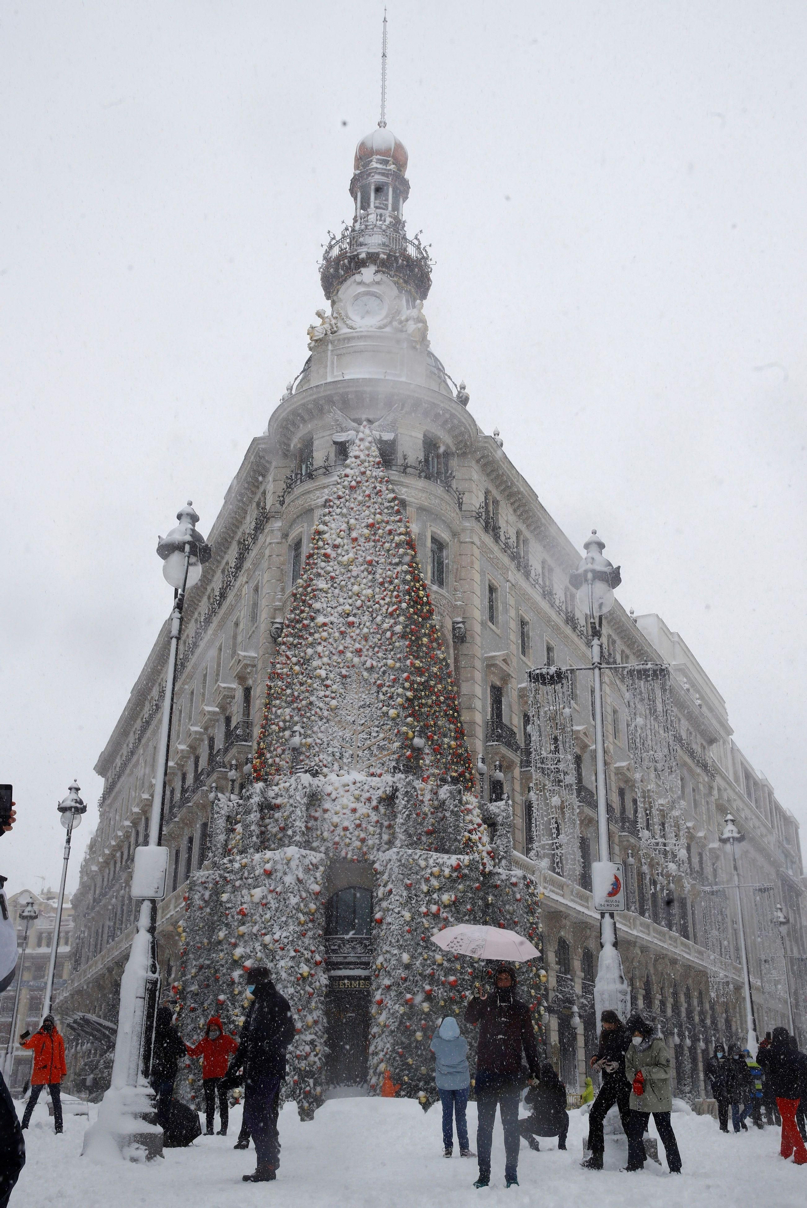 El segundo día del temporal 'Filomena' en imágenes: más nieve y caos