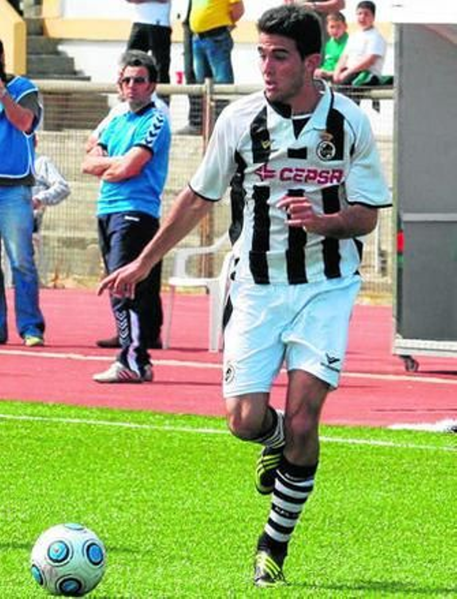 Javi Catalán maneja el balón durante el encuentro del pasado domingo en el Municipal.
