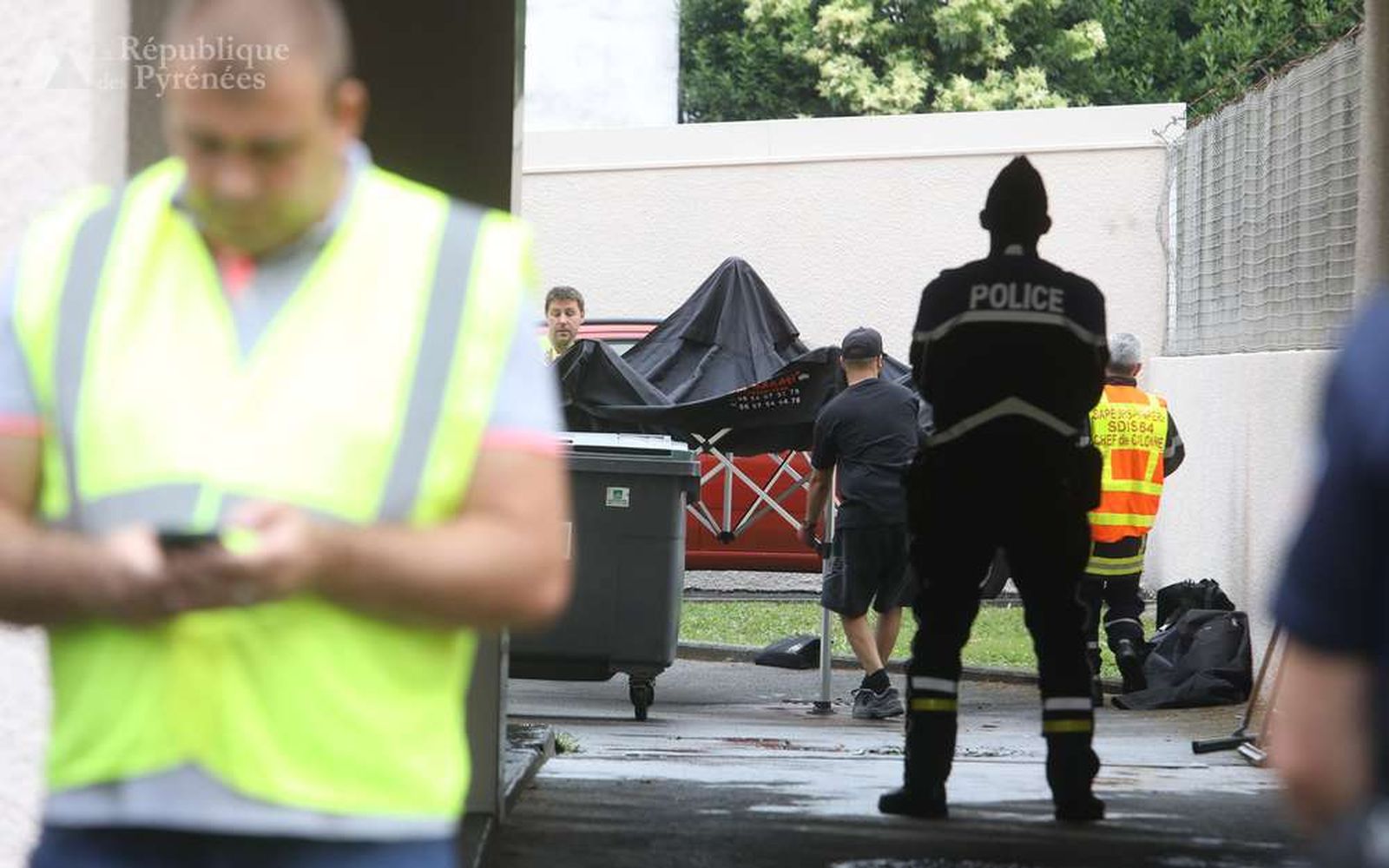 Varios miembros de la Policía custodian los cuerpos