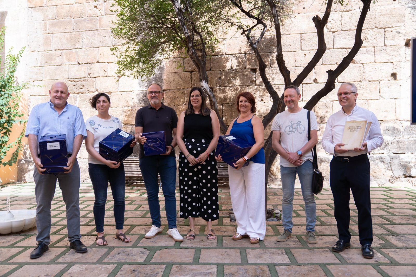 Almudena Morales tras entregar la obra a representantes políticos de Almócita, Beires, Canjáyar, Ohanes y Padules.