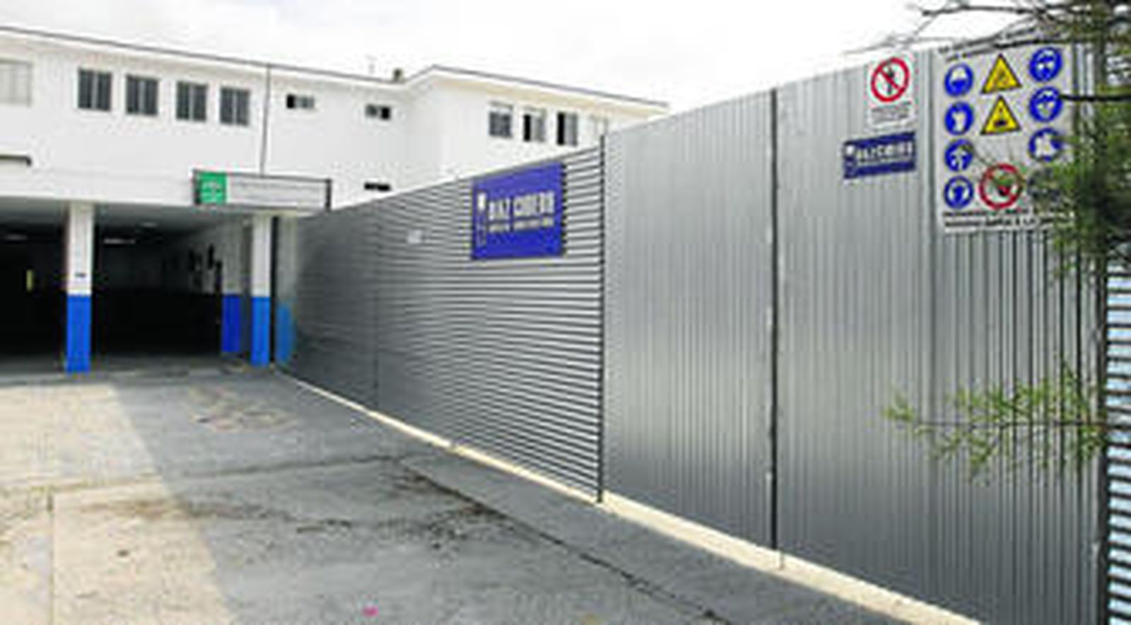 Zona que ha sido vallada a gran altura y en la que se ejecutará gran parte de la obra de ampliación del centro.