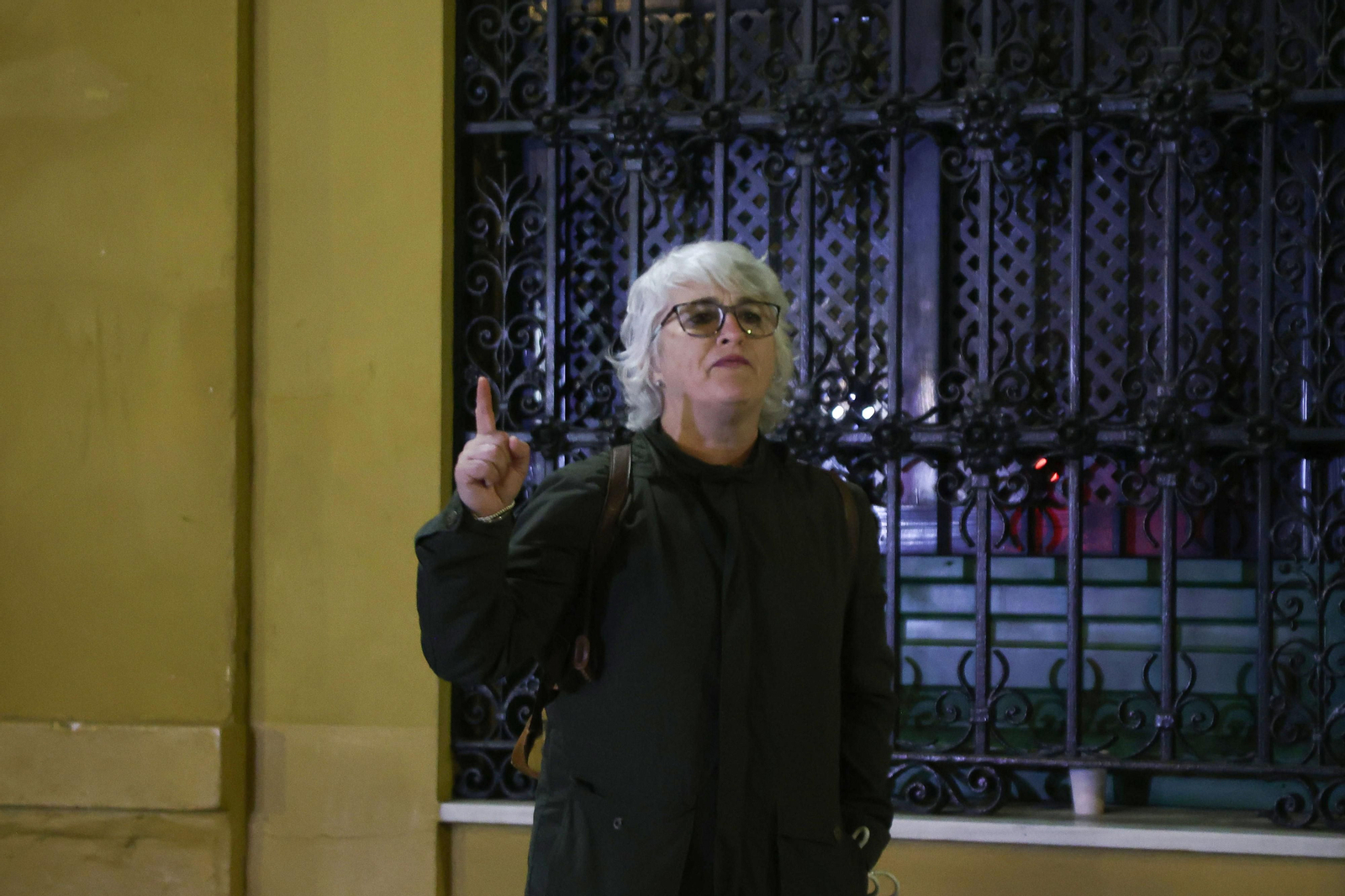 La activista por la memoria histórica, Paqui Maqueda, en ante la fachada de la basílica tras la exhumación de Queipo de Llano.