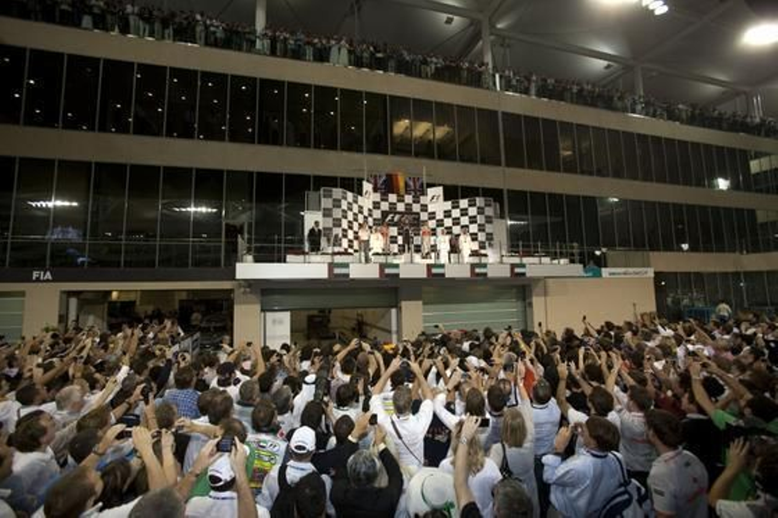 A lo lejos, el podio del Gran Premio de Abu Dhabi.

Foto: Reuters
