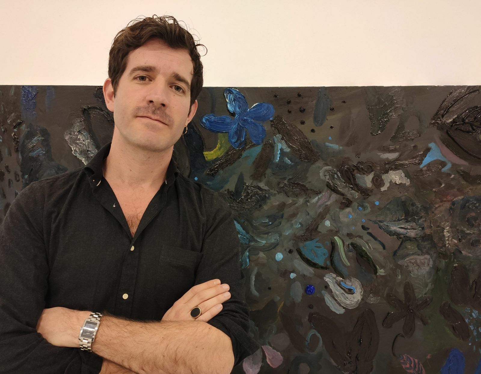 José Luis Valverde en la inauguración de la muestra 'La ventana que se esconde tras el paisaje de aceite y tierra'.