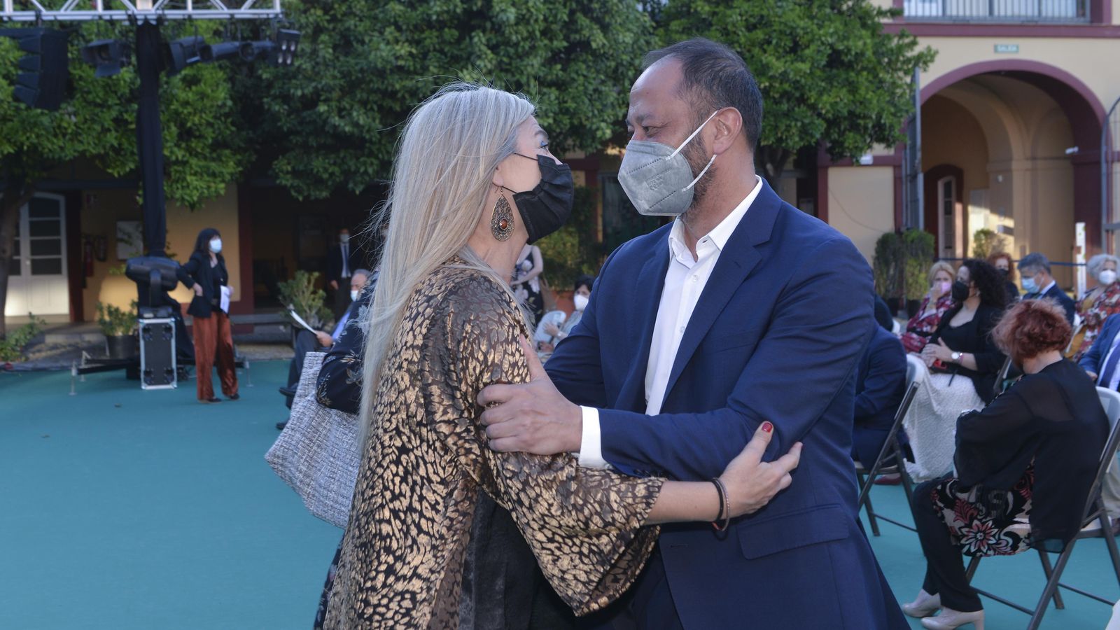 La consejera de Cultura, Patricia del Pozo, saluda al vicepresidente primero del Congreso, Alfonso Rodríguez Gómez de Celis.