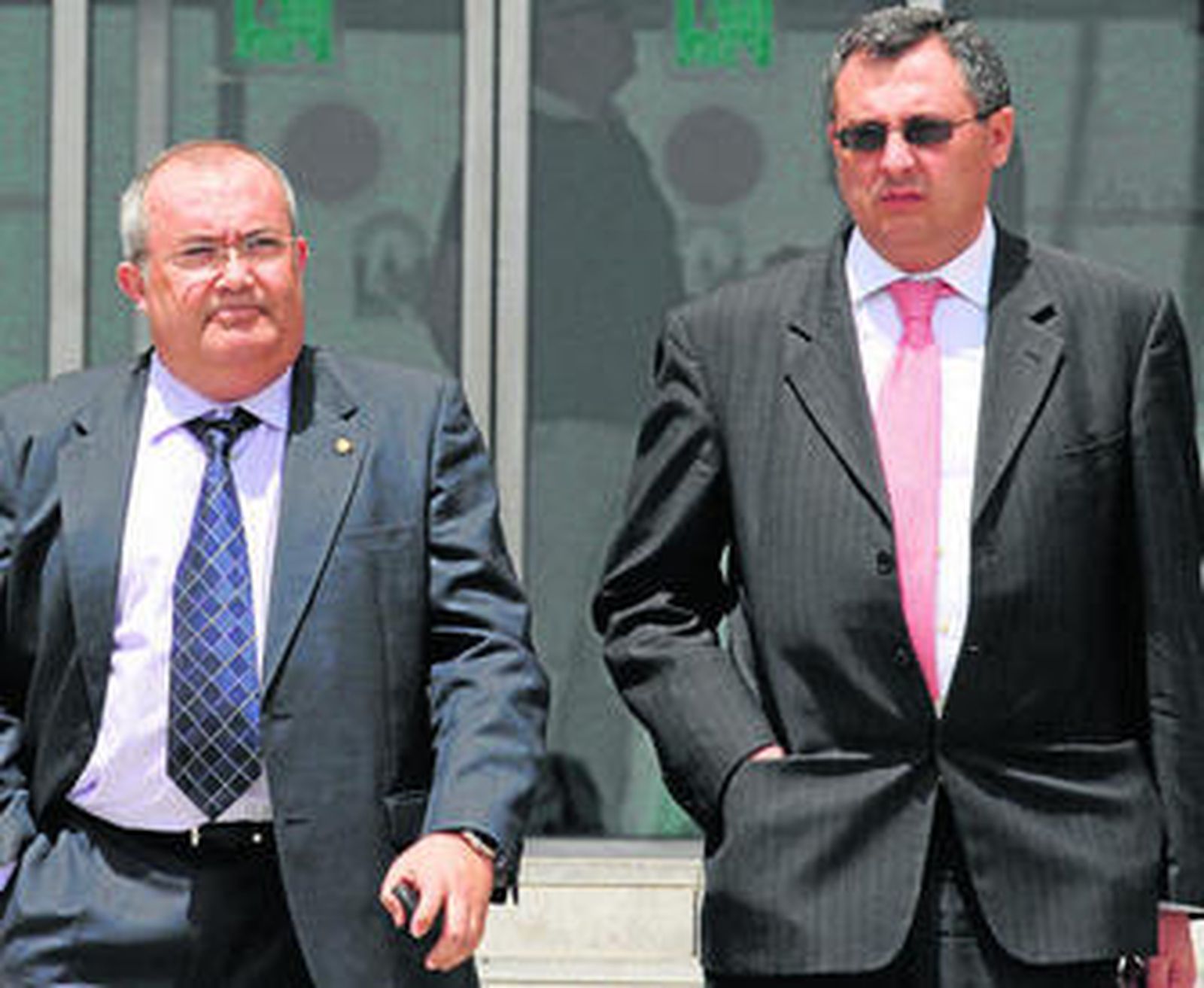 Pedro Tirado, a la izquierda, junto a su abogado, el pasado jueves en la Ciudad de la Justicia.