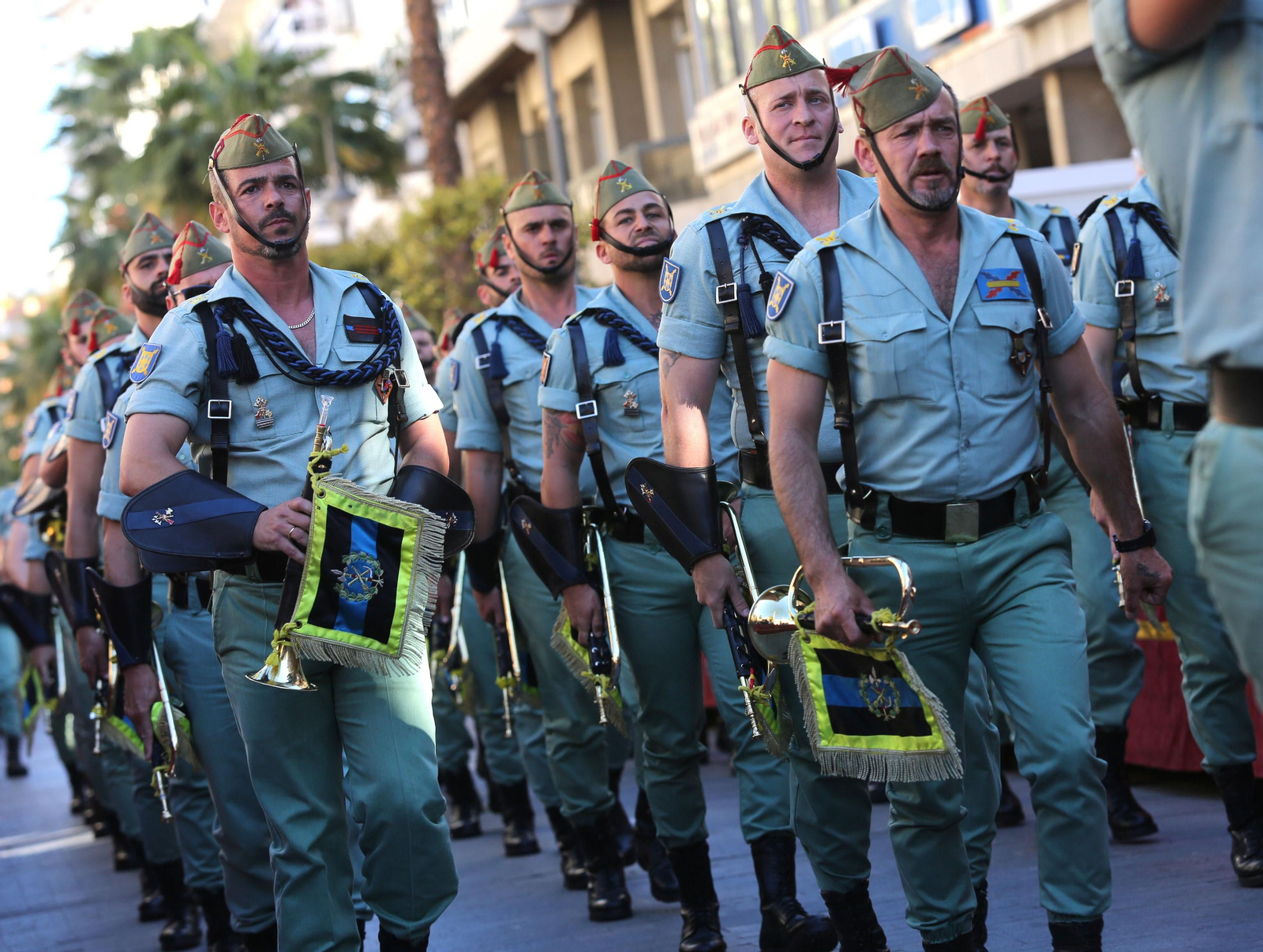 Ambiente  para recibir a la Legión en las calles de Huelva