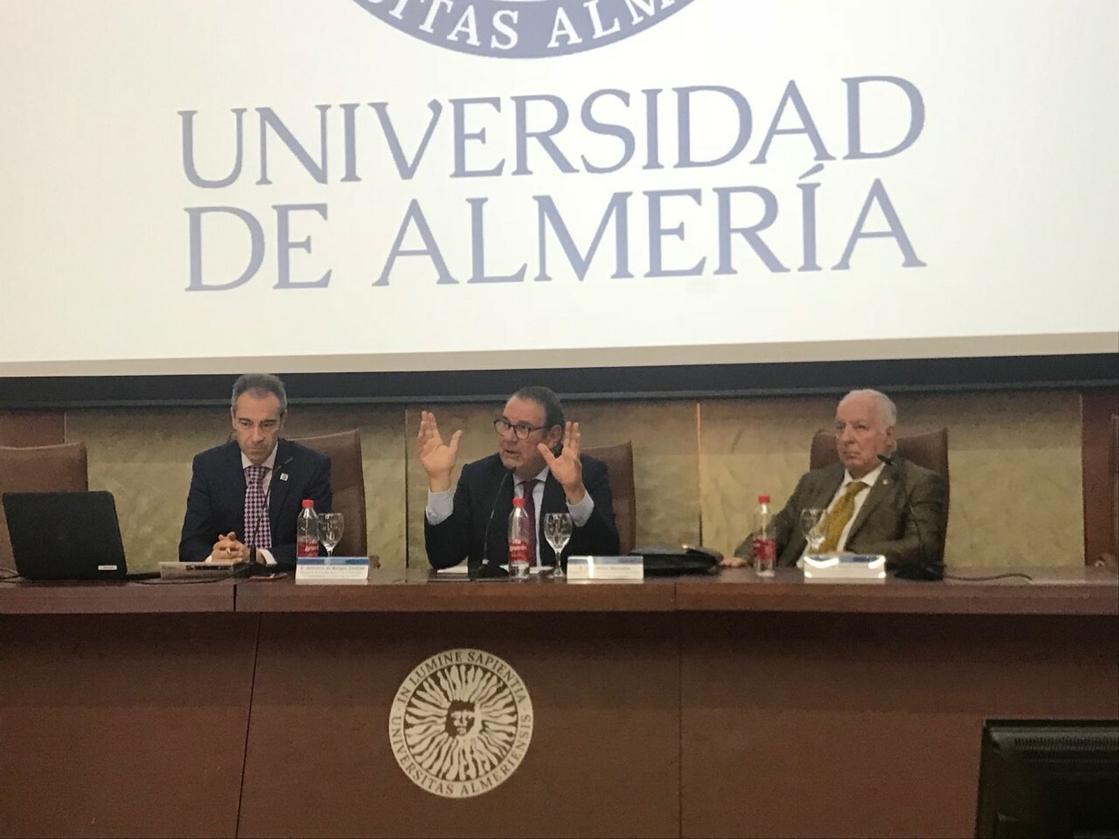 Juan Molas, presidente de Cehat, en el centro, junto al presidente de Senator Hotels & Resorts, José María Rossell.