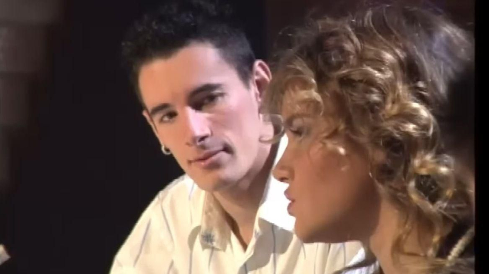 Andy mira a Melody durante la entrevista en 'Ratones coloraos' en 2005