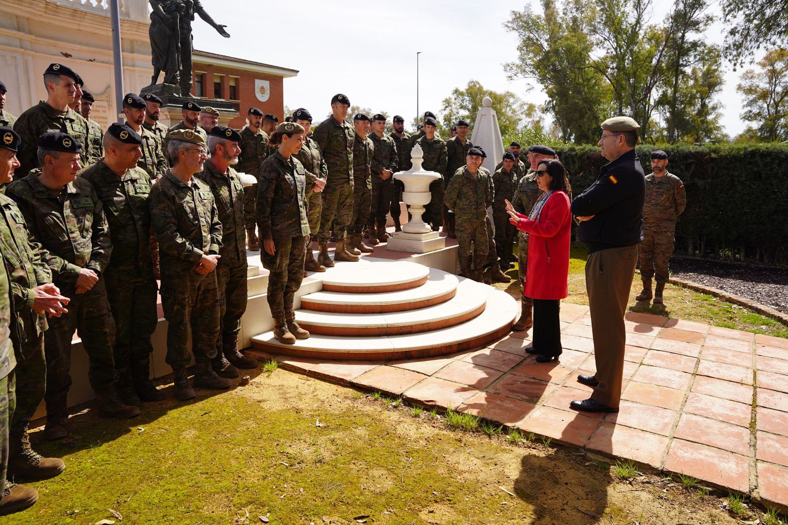 La ministra de Defensa, Margarita Robles, durante su visita a la base de Cerro Muriano