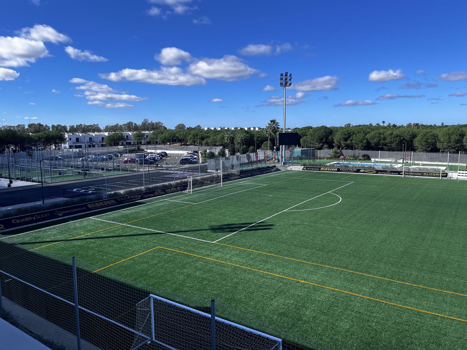 Vista del campo de fútbol de Lamiya.