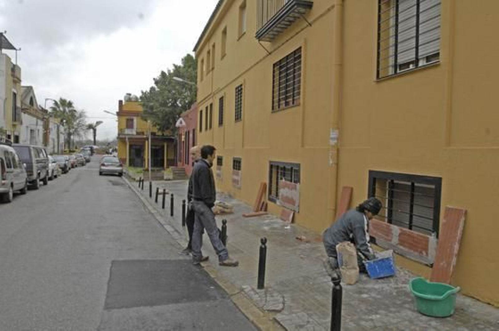 Un hombre de San Juan de Aznalfarache cubre una ventana con ladrillos para evitar que el agua entre en el edificio.

Foto: Manuel Gómez