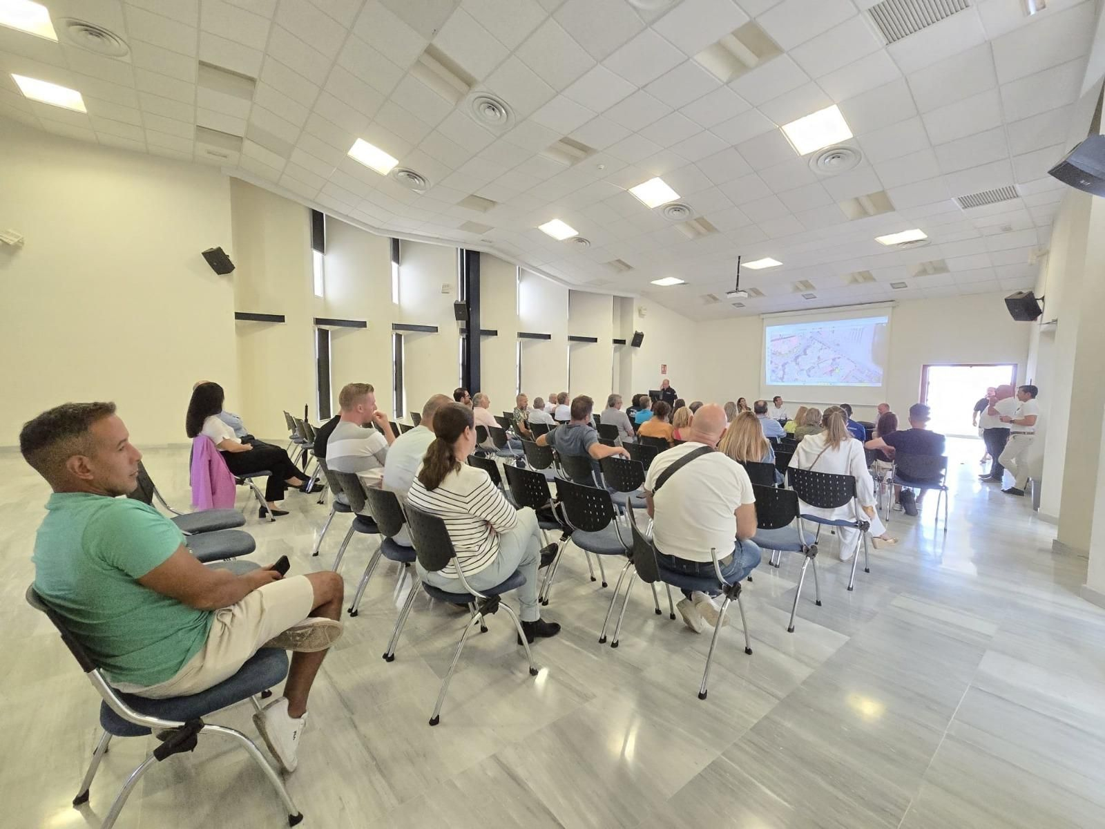La reunión mantenida entre el Ayuntamiento y los afectados de la zona.