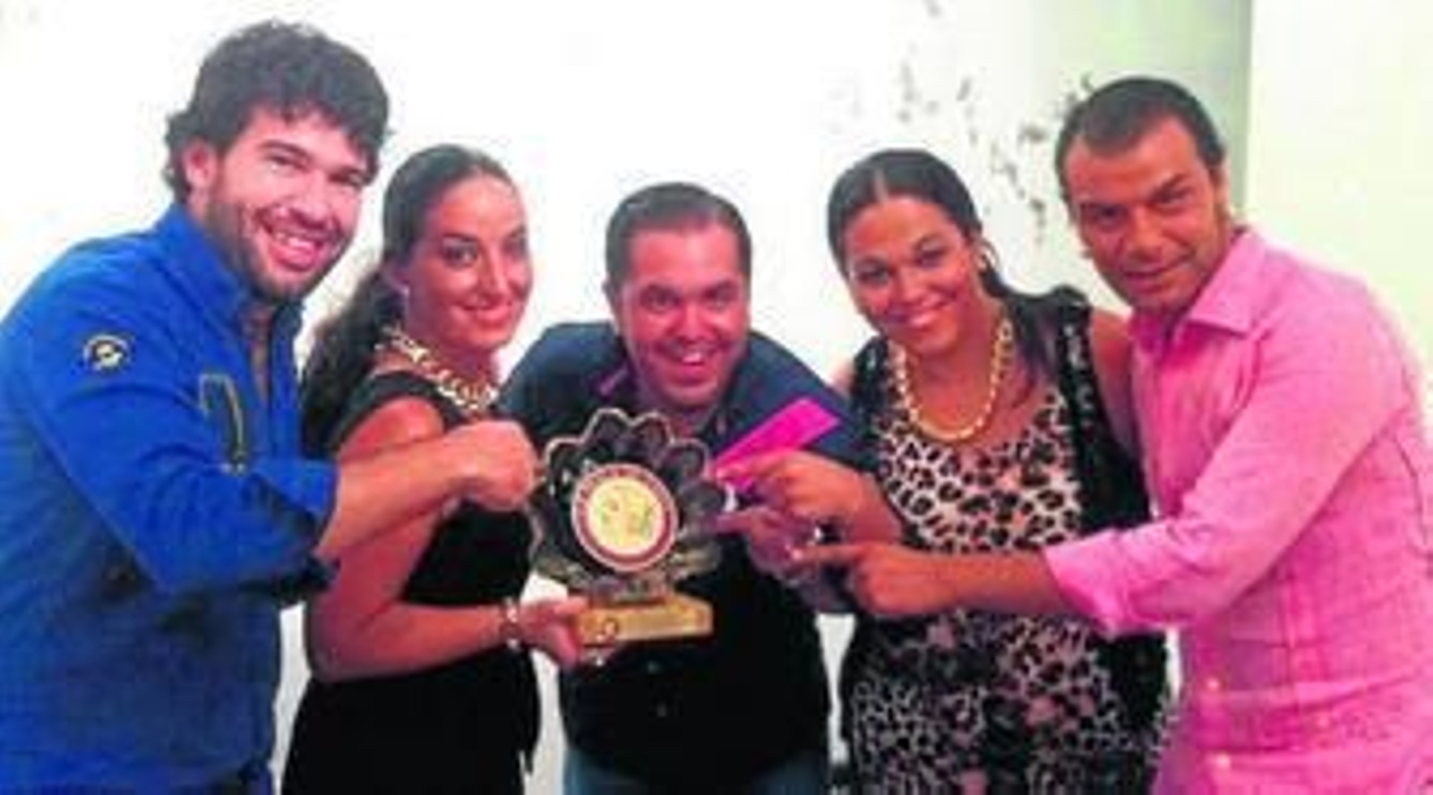 Saray García, segunda por la izquierda, junto a su elenco artístico.