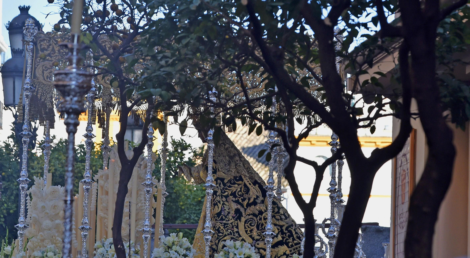 El regreso de la Esperanza de Triana, en imágenes