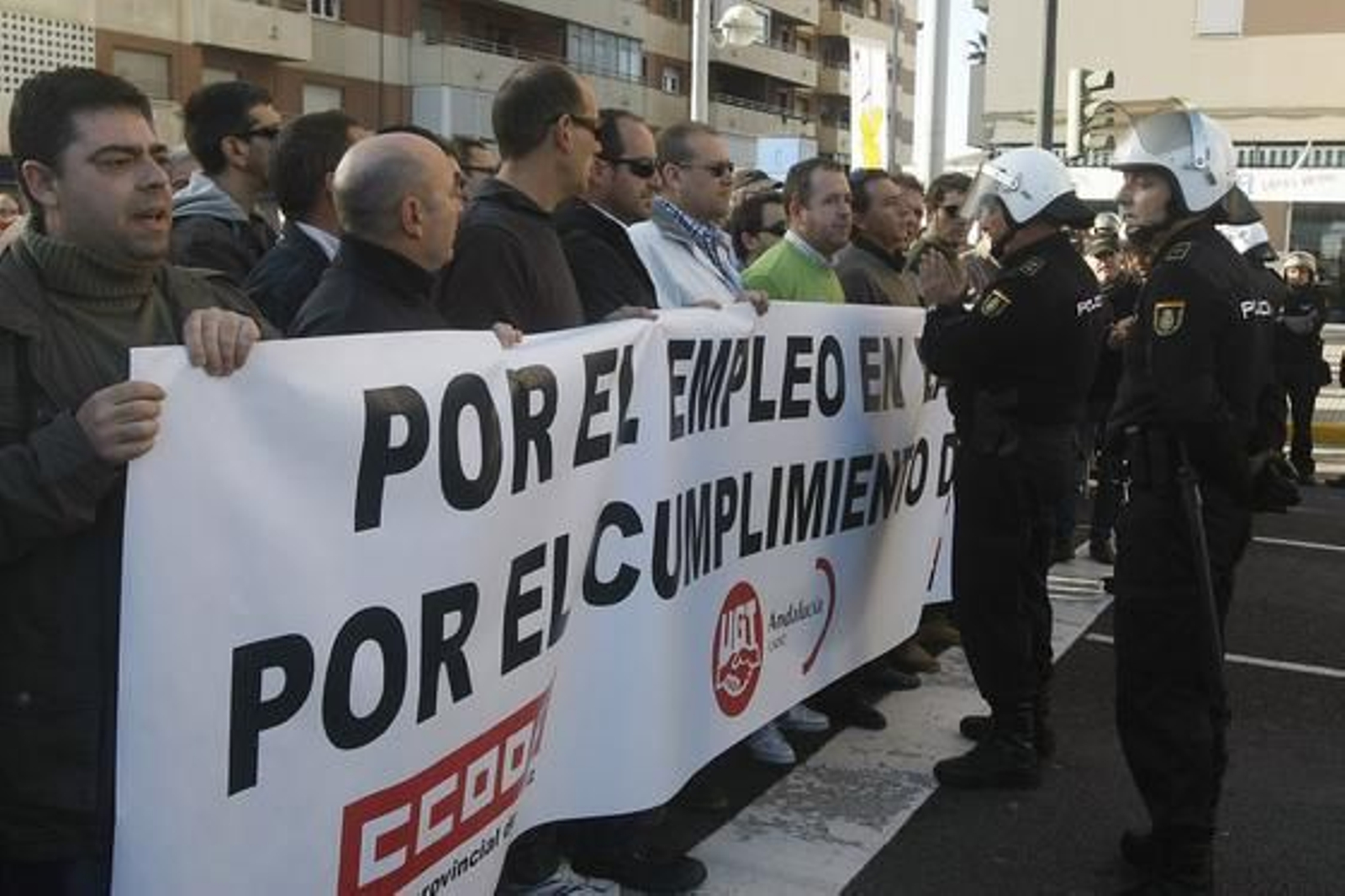 De nuevo los ex trabajadores de Delphi se han manifestado por las calles de la capital para reclamar "una vez más" que la Junta de Andalucía resuelva su problema "tras tres años" desde que se cerró la factoría de Puerto Real. Foto: Jose Braza De nuevo los ex trabajadores de Delphi se han manifestado por las calles de la capital para reclamar "una vez más" que la Junta de Andalucía resuelva su problema "tras tres años" desde que se cerró la factoría de Puerto Real.
Foto: Jose Braza