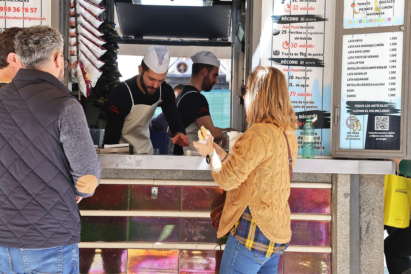 Las hamburguesas de la Plaza de las Monjas: imágenes de un manjar que sigue enamorando tras 60 años en Huelva