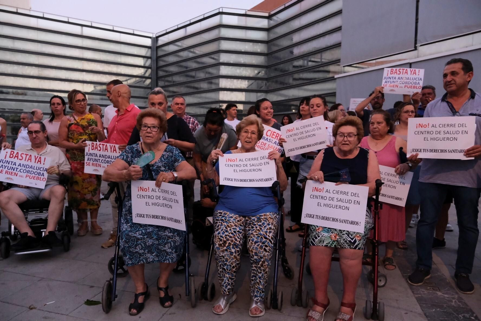 La protesta de los vecinos de El Higuerón por el traslado de las consultas médicas, en imágenes