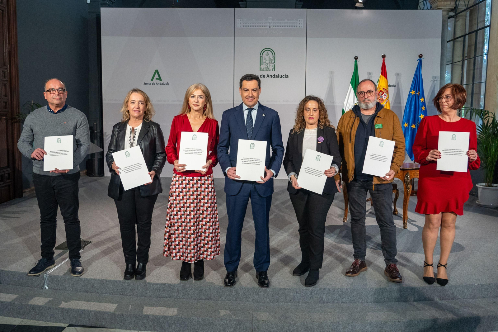 El presidente de la Junta, Juanma Moreno, la consejera de Desarrollo Educativo, Patricia del Pozo, con los representantes sindicales este martes.