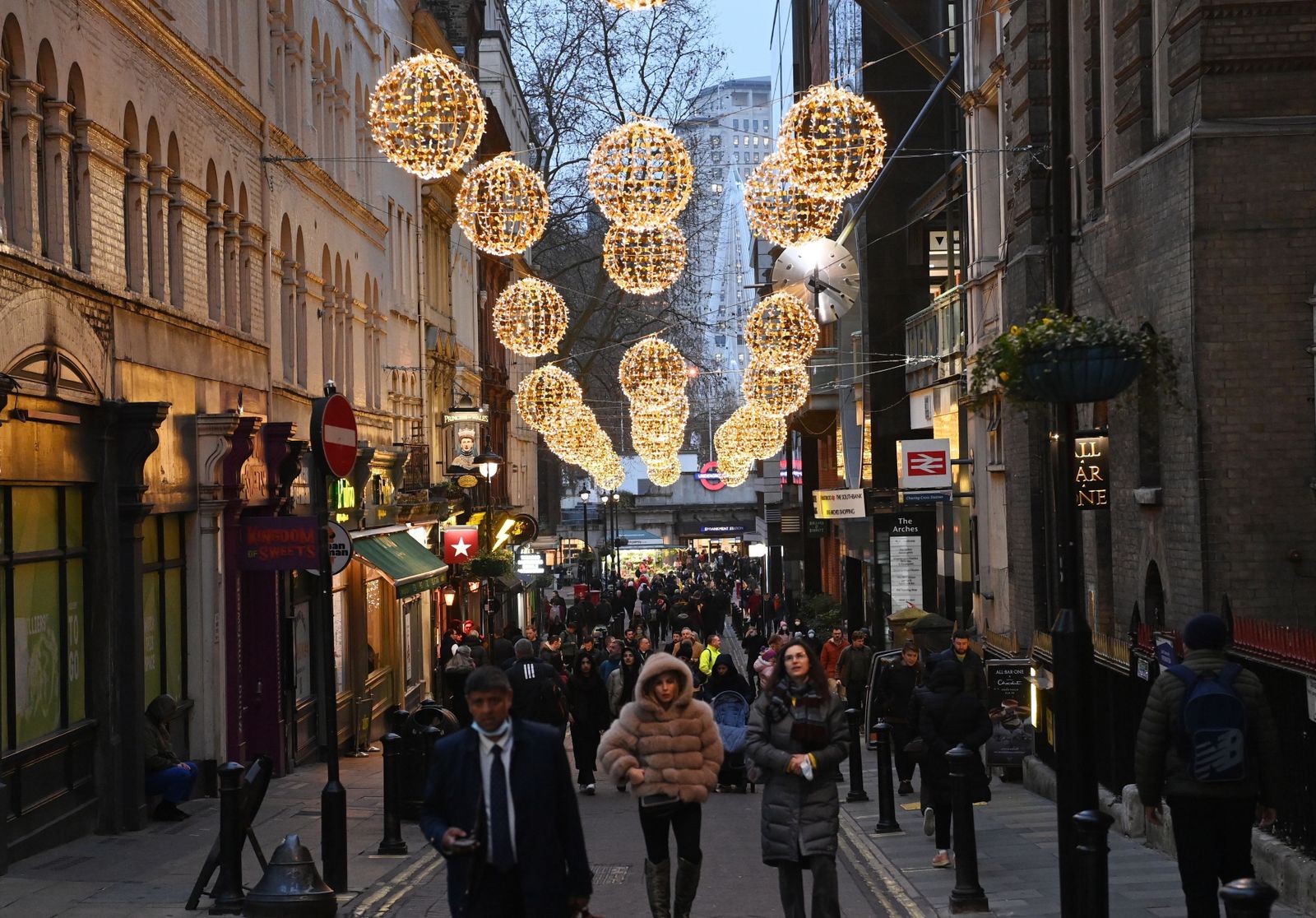 Peatones pasean por Covent Garden