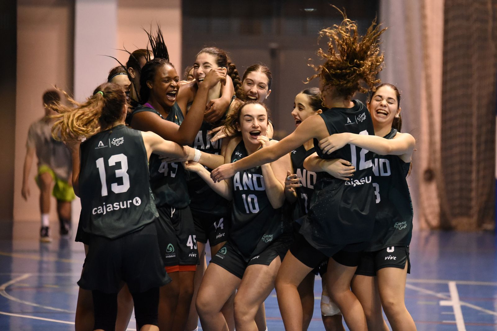 Las cadetes andaluzas celebran la medalla de bronce.