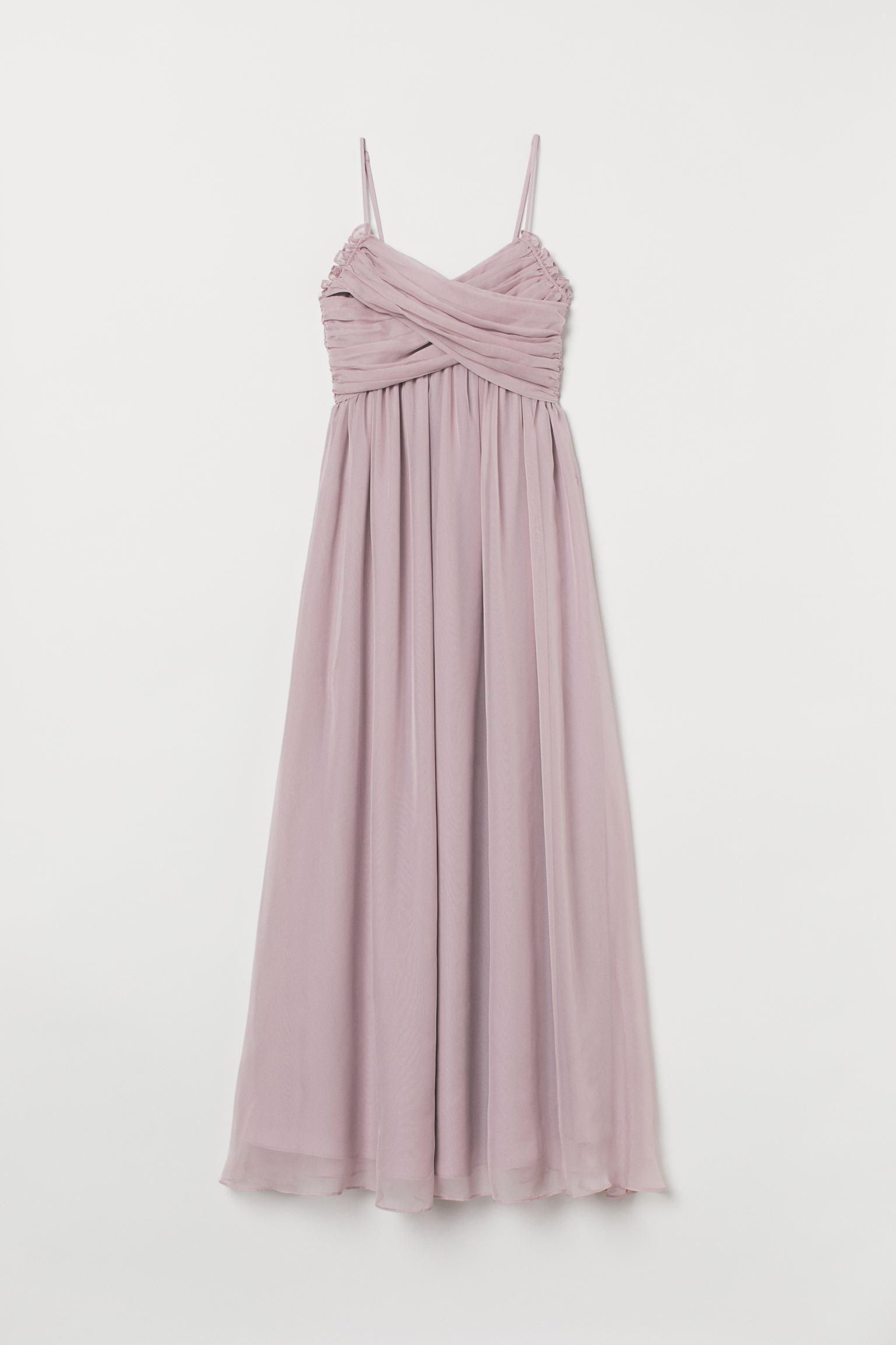 Vestido rosa empolvado con el escote fruncido de H&M.