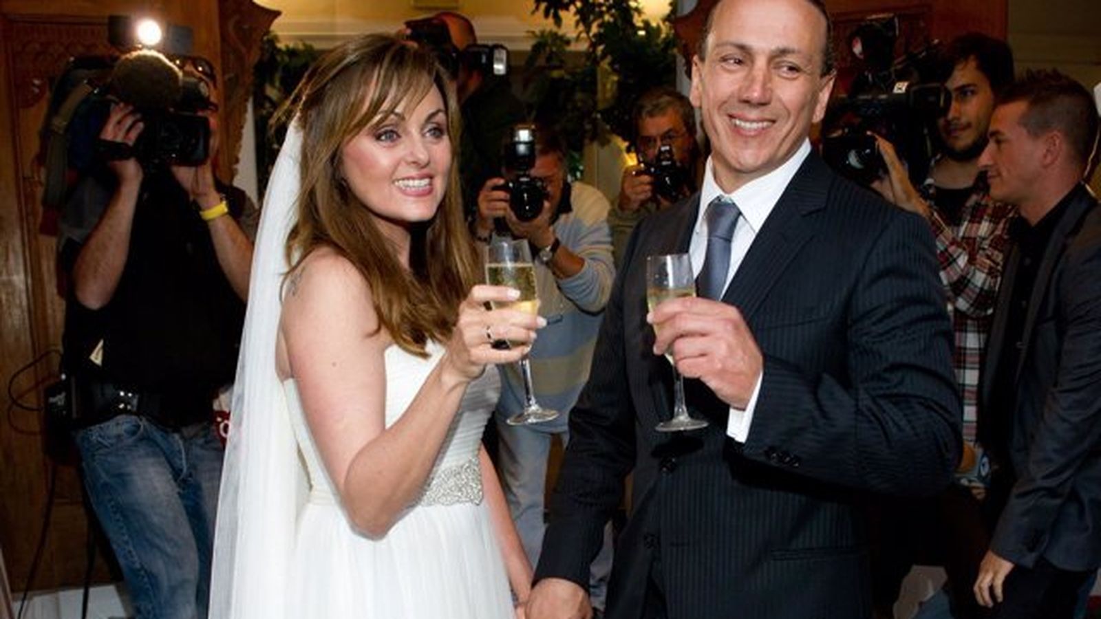 Carmen Morales y Luis Guerra brindan con los medios en su boda, en 2011.