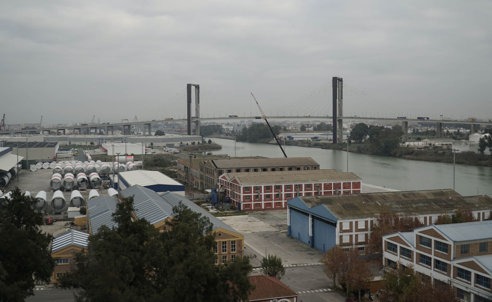 Panorámica del Puerto de Sevilla.