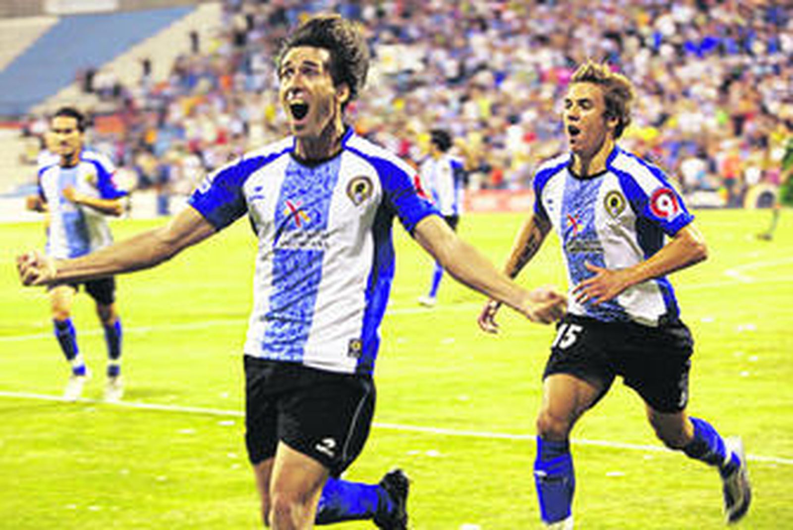 Kiko Femenía corre tras Sendoa para celebrar uno de los goles ante el Betis.