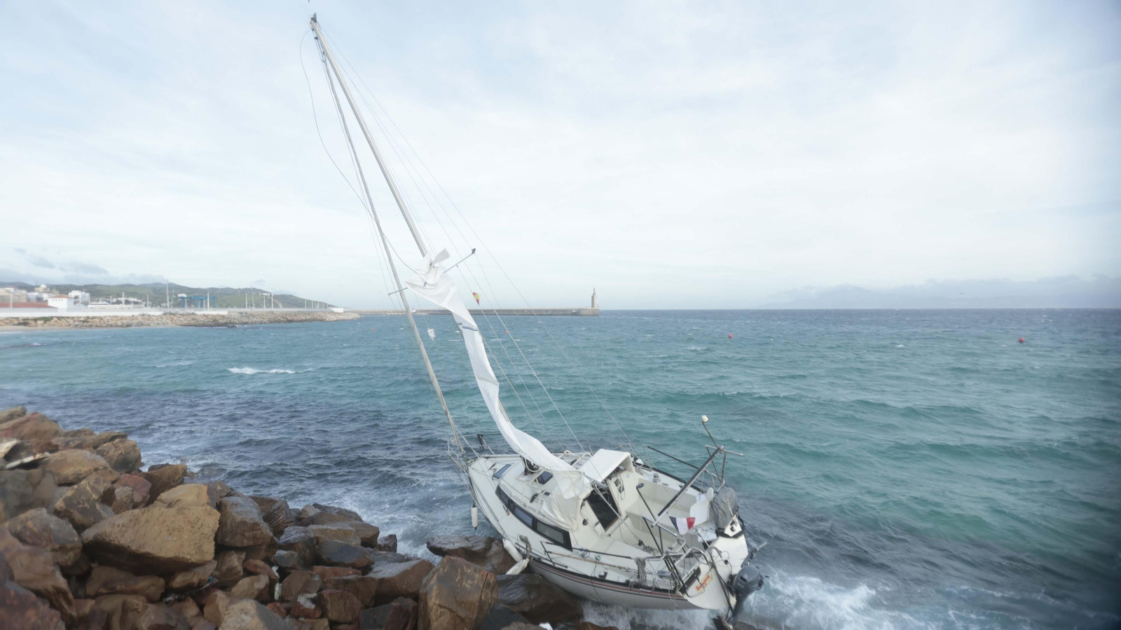 Las fotos del velero encallado en la playa chica de Tarifa