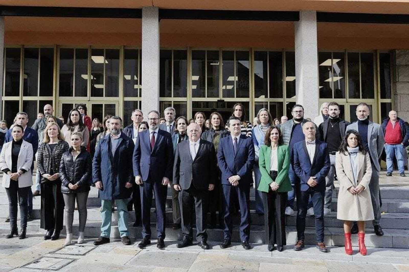 Representantes institucionales en el minuto de silencio por los dos guardias civiles asesinados en Barbate. Representantes institucionales en el minuto de silencio por los dos guardias civiles asesinados en Barbate.