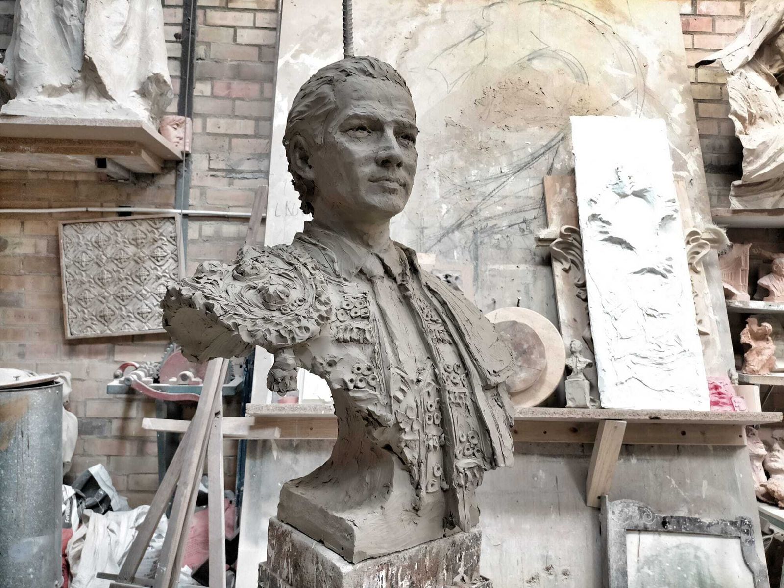 Imagen del busto en barro en el taller del artista palmerino