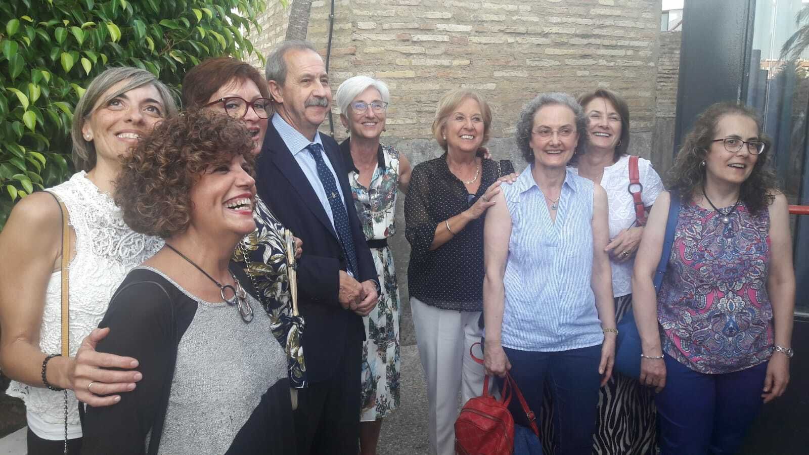 Arcadio Martínez, con María José Segarra (centro) y funcionarias de la Fiscalía