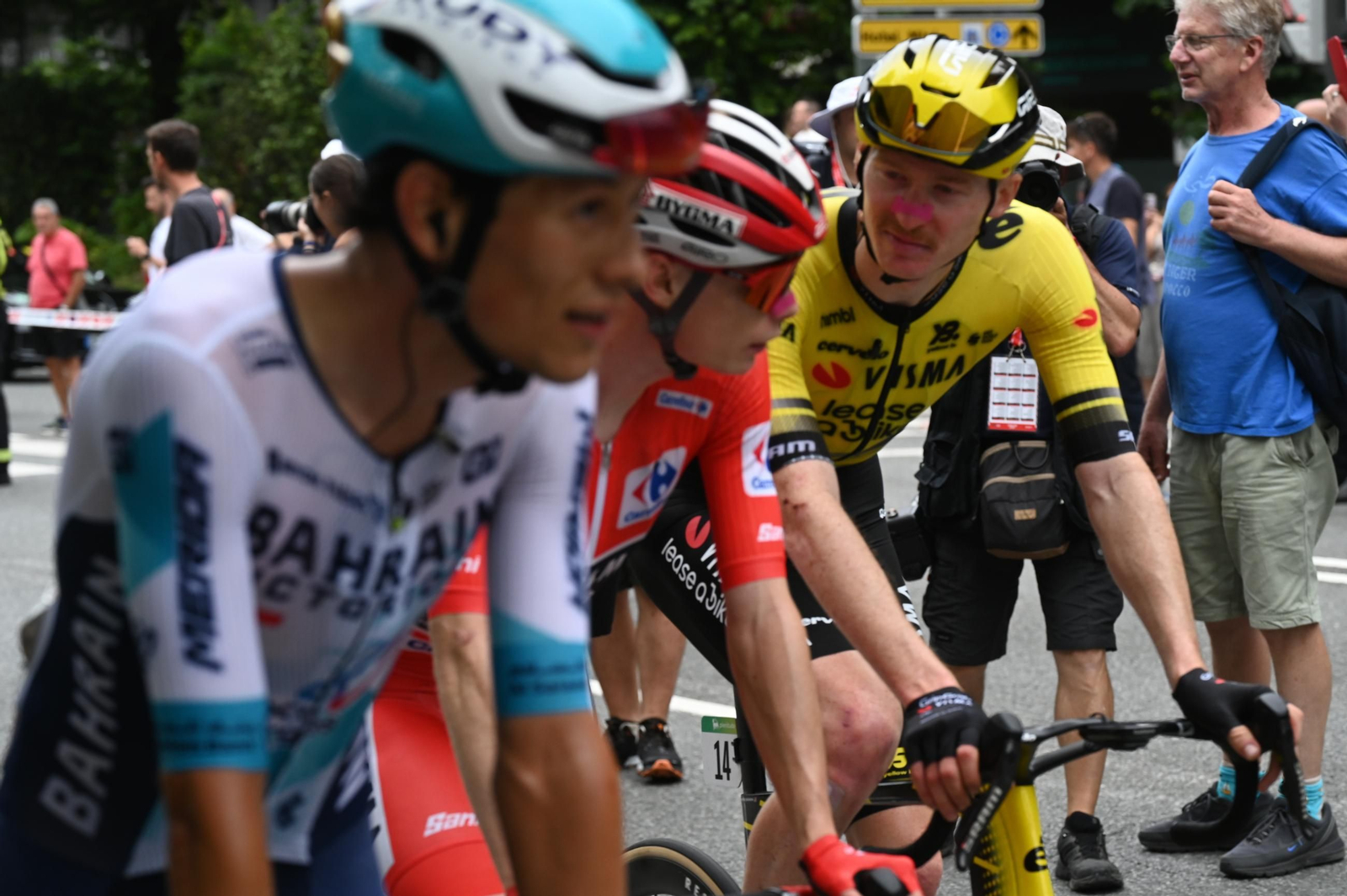 Las fotos de la Vuelta a España con el lío de la suspensión en Bilbao | Etapa 11