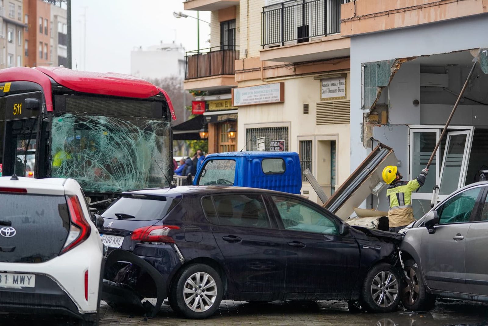 Las fotos del accidente múltiple entre un autobús de Tussam y un camión en Sevilla