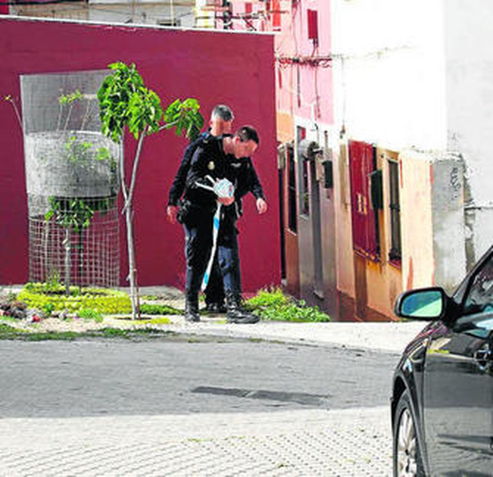 Dos agentes de la Policía Nacional recaban pruebas en el lugar de los hechos.