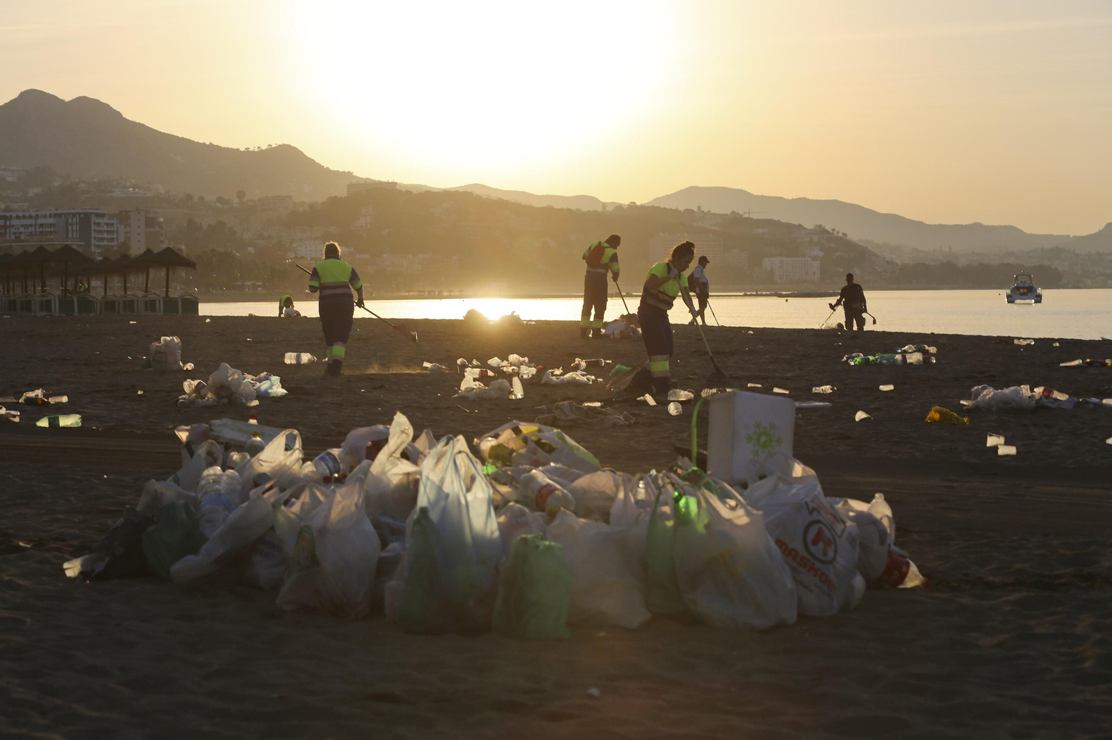 Las fotos de la basura en las playas de Málaga tras San Juan