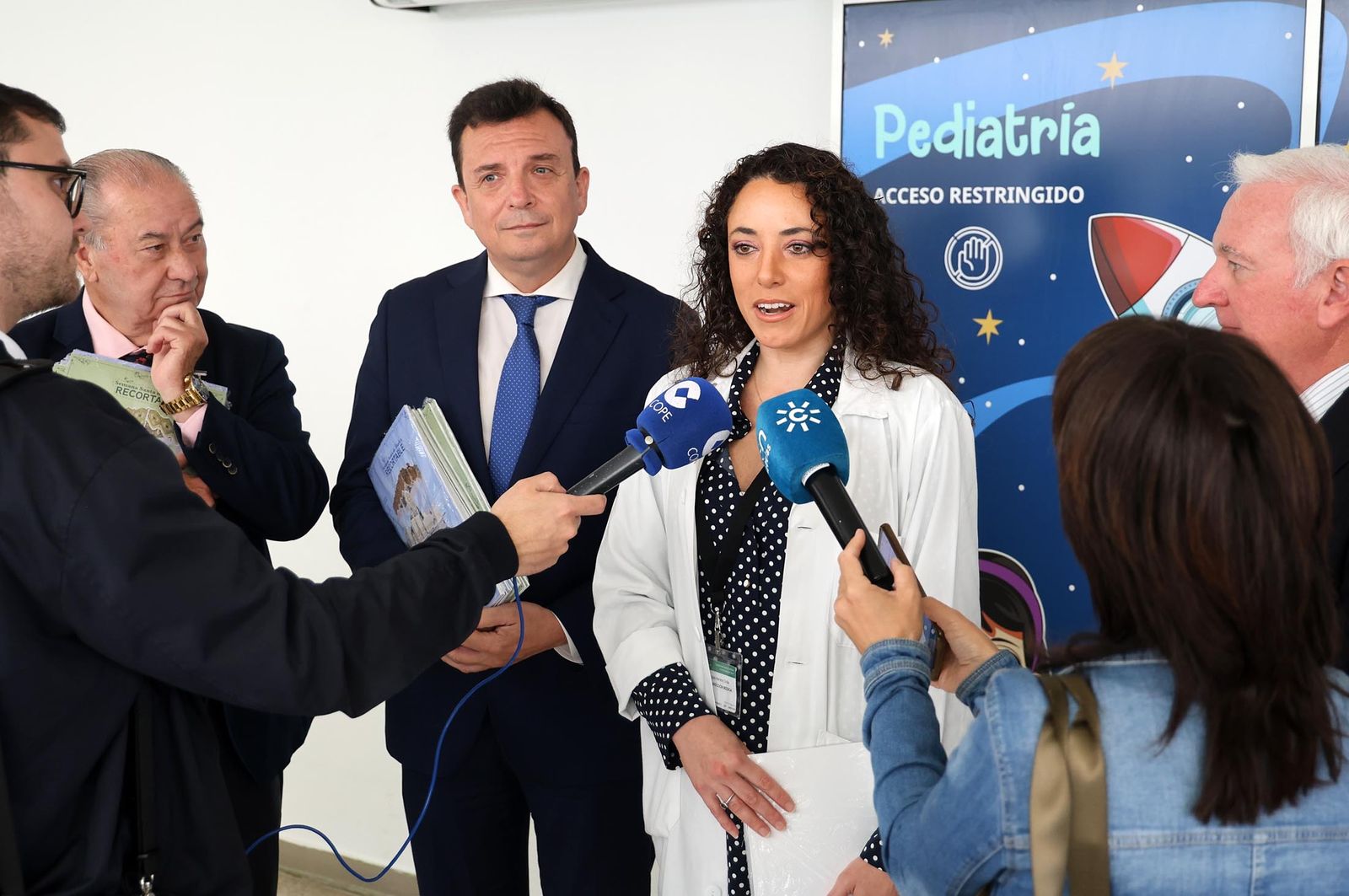 Imágenes de la entrega a los niños de la Unidad de Pediatría del Hospital Juan Ramón Jiménez de los recortables cofrades de la Semana Santa de Huelva