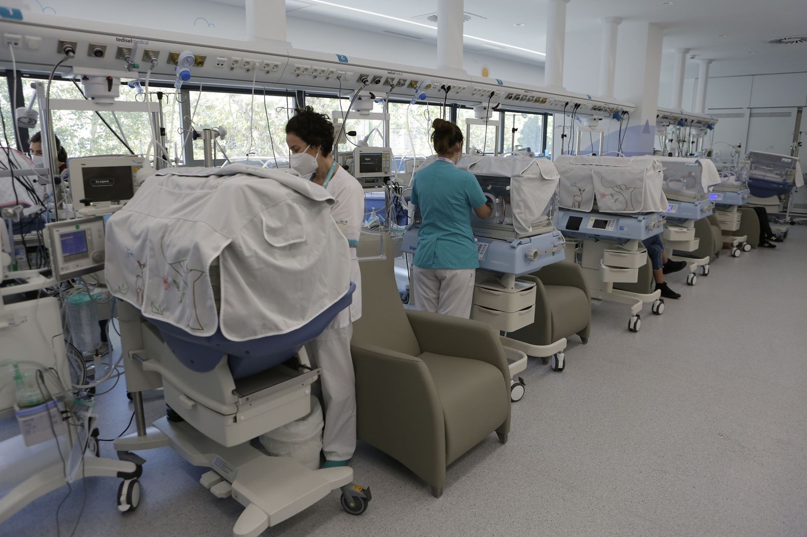 Personal sanitario en la Unidad de Cuidados Intensivos Neonatales.