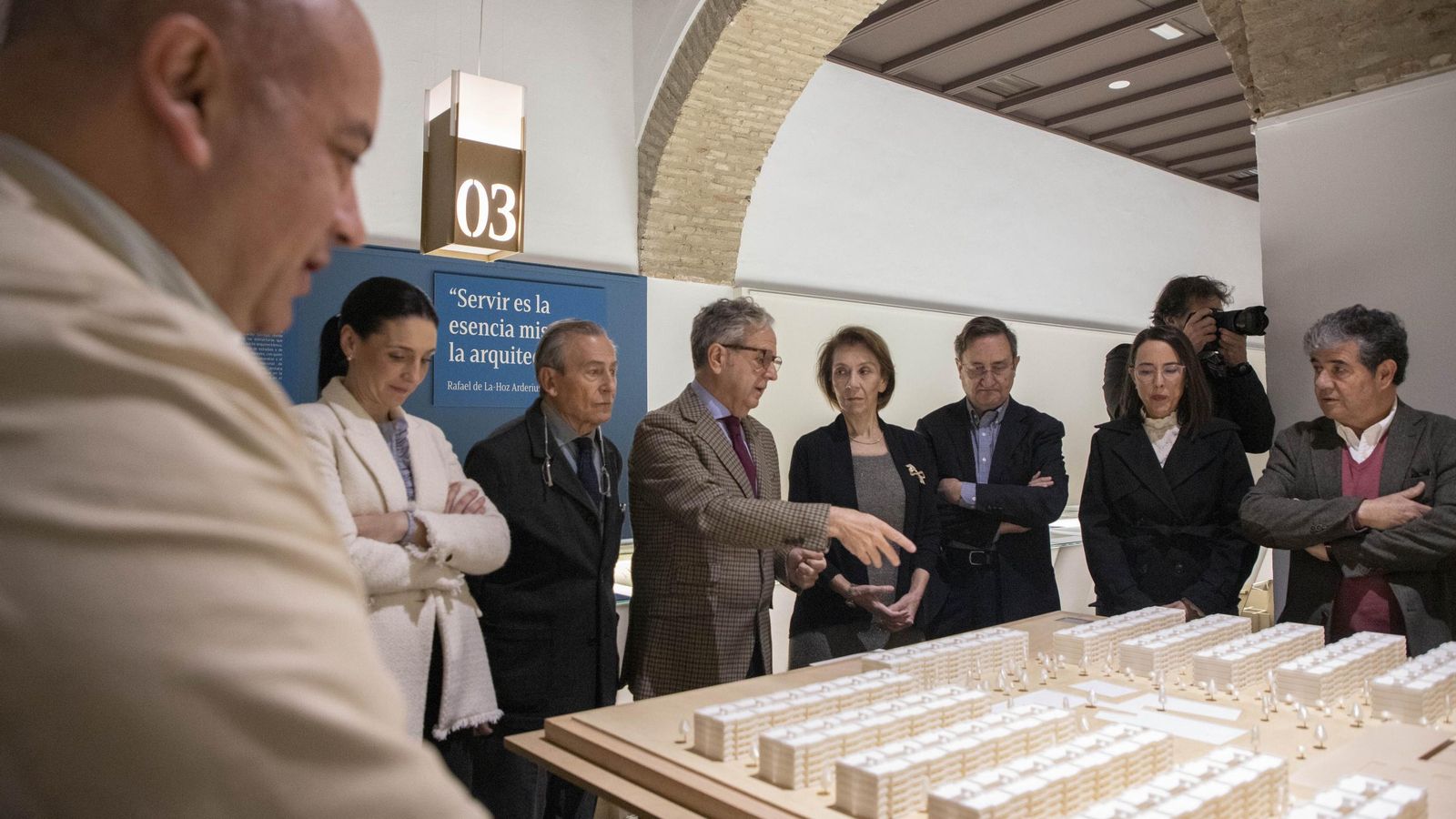 Salvador Fuentes señala una maqueta durante la inauguración.