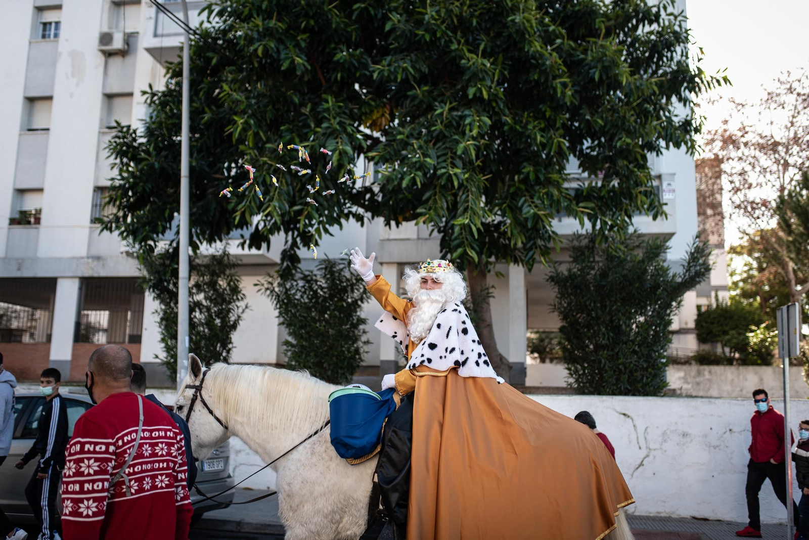 La visita de los Reyes Magos a los barrios de Huelva en imágenes