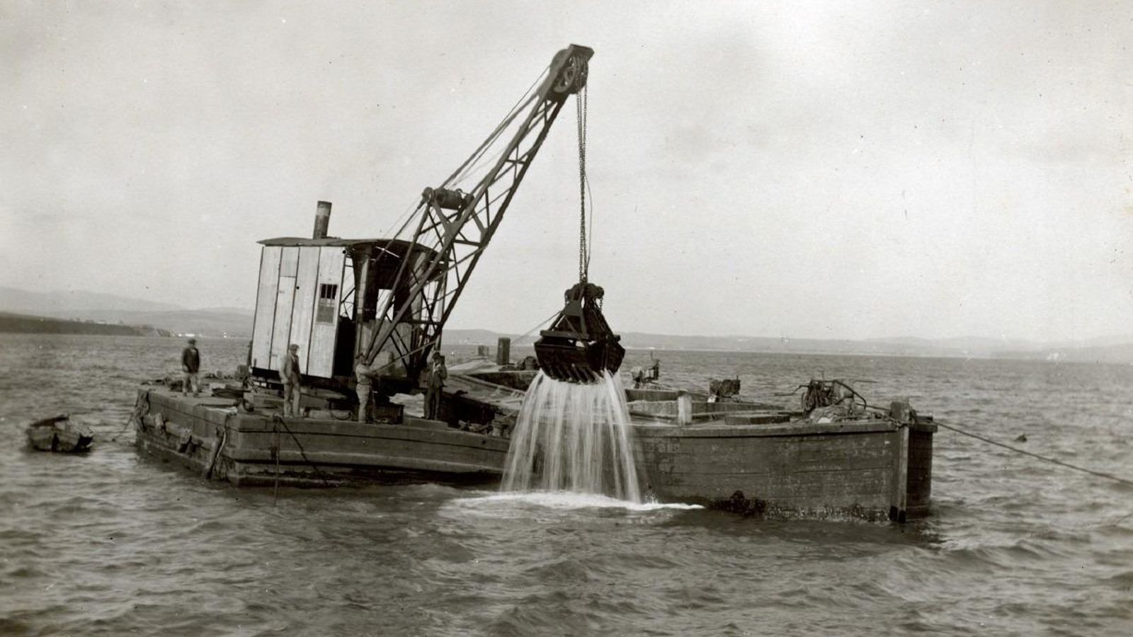 Draga de cuchara trabajando en las obras de prolongación del muelle de la Galera. En torno al año 1918 (archivo de la APBA).