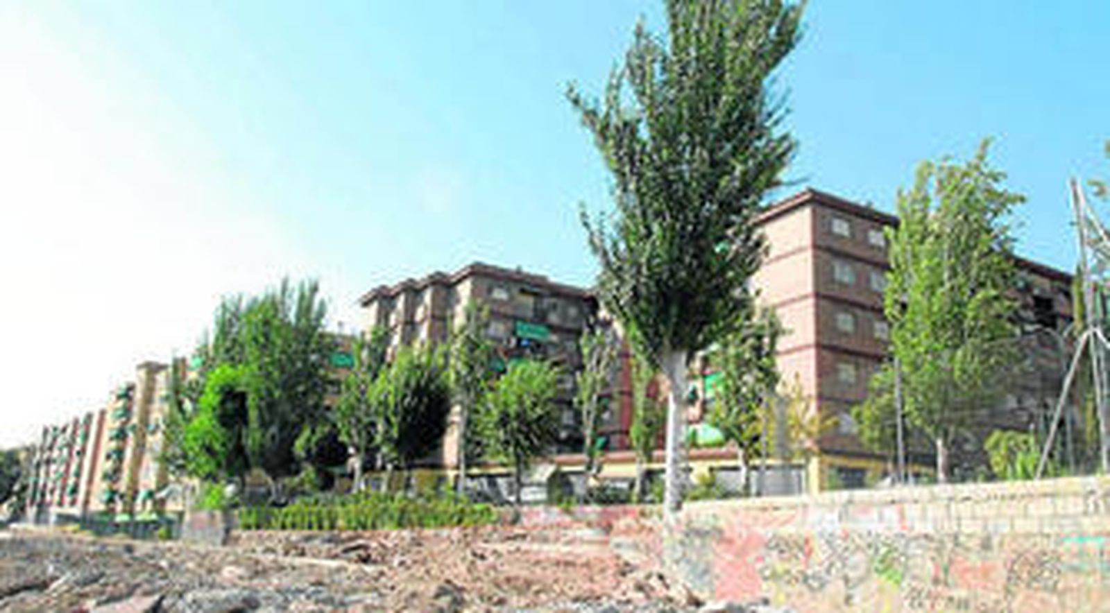 Los edificios de La Chana y del Zaidín, los más propensos a pasar el 'examen'.