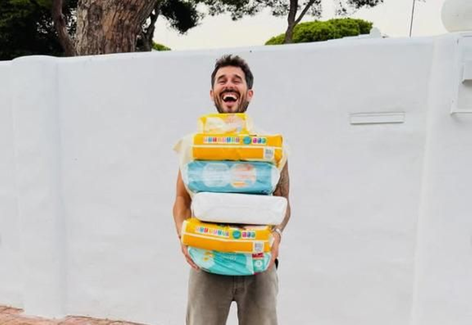 Antoñito Molina cargado con una gran cantidad de pañales para su hija