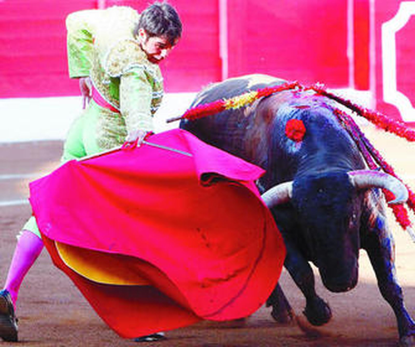 El diestro Salvador Vega lleva la embestida con la mano derecha del flojo toro de Ortigao Costa.