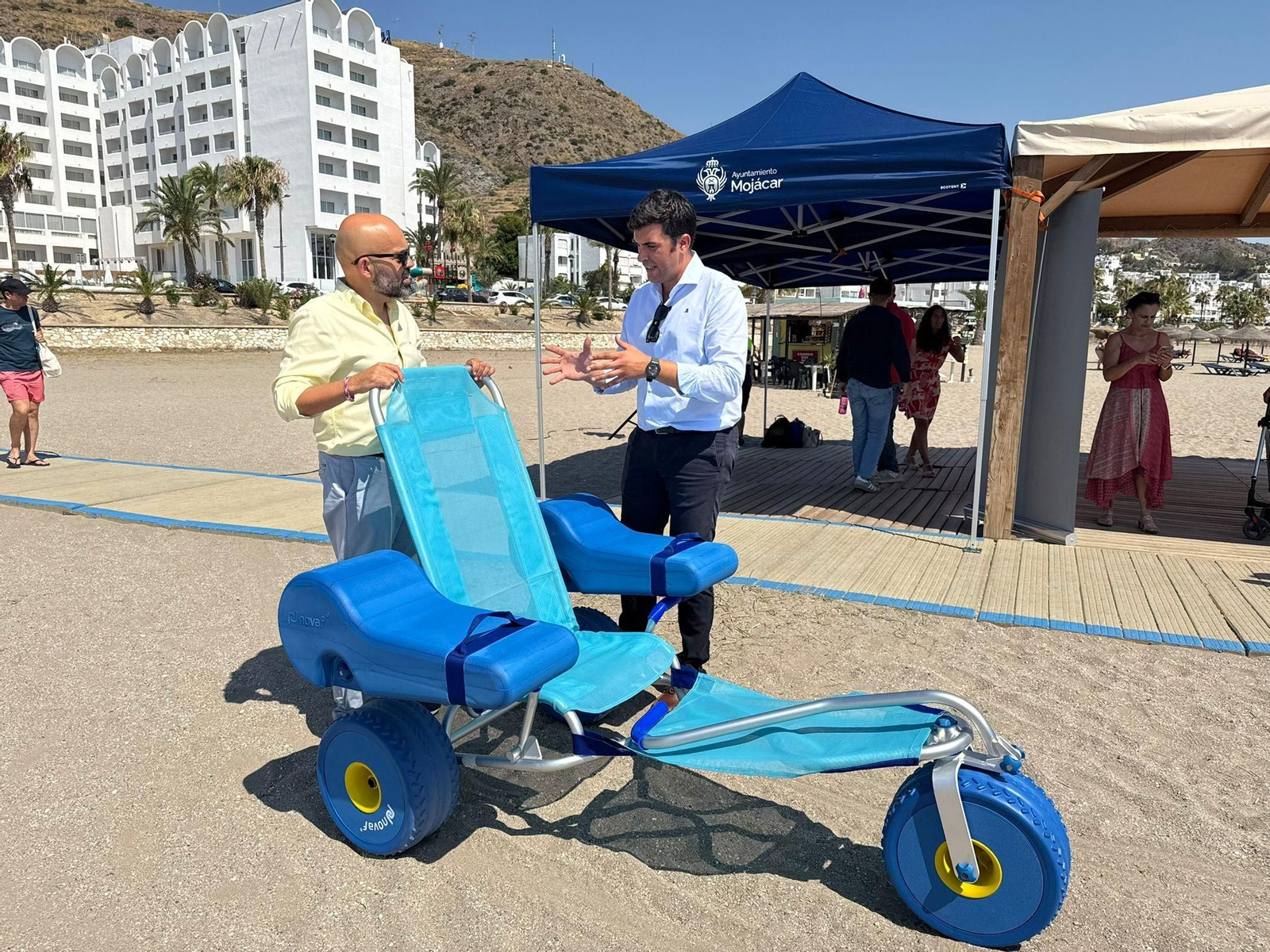 El servicio cuenta con todos los medios necesarios con monitores, pasarela accesible, ducha y sillas