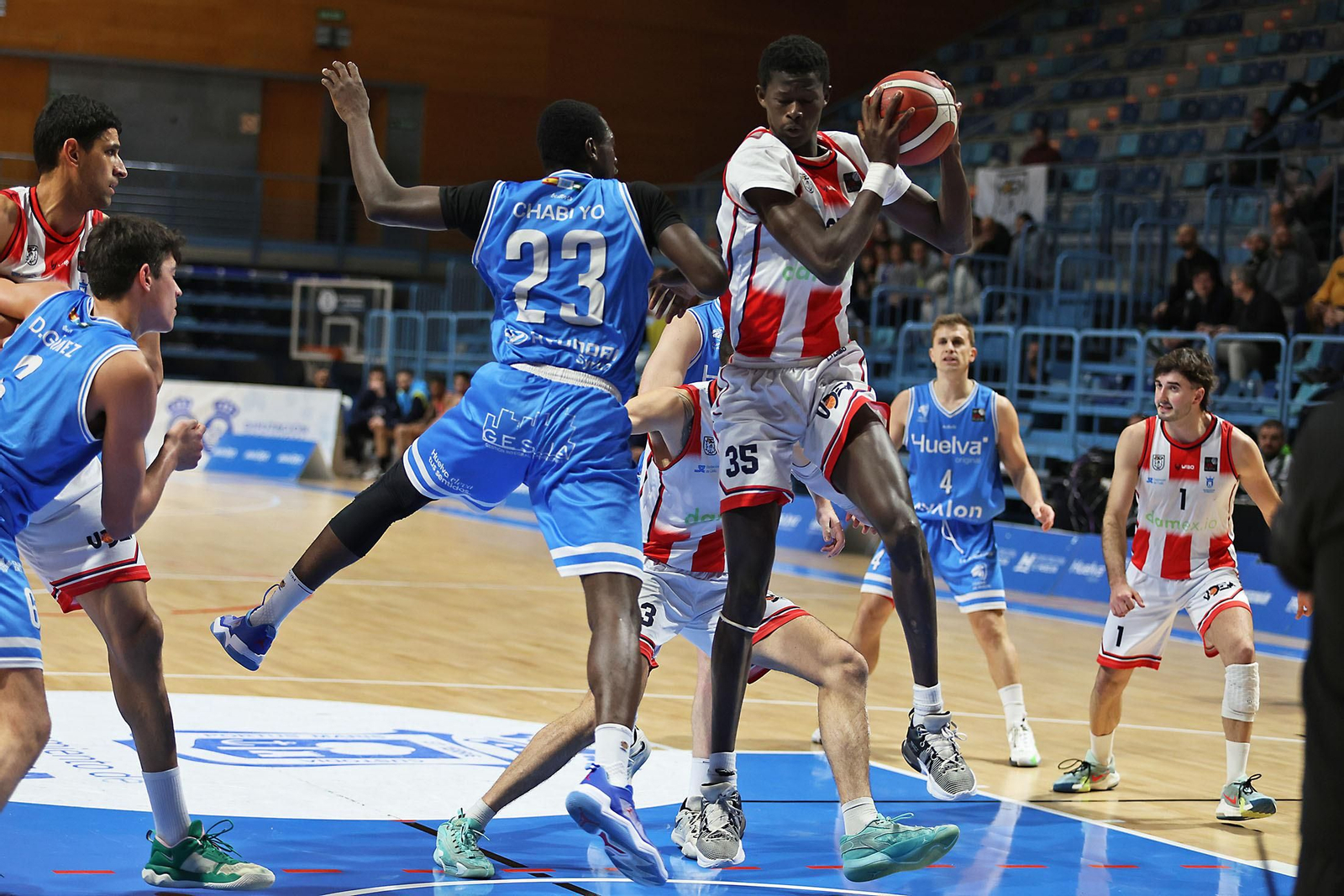 Imágenes del encuentro de baloncesto entre el Ciudad de Huelva y el Damex UDEA Algeciras